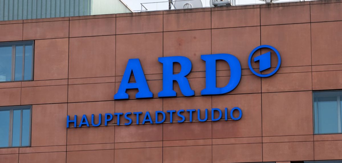 ARD-Logo an Gebäudefassade.