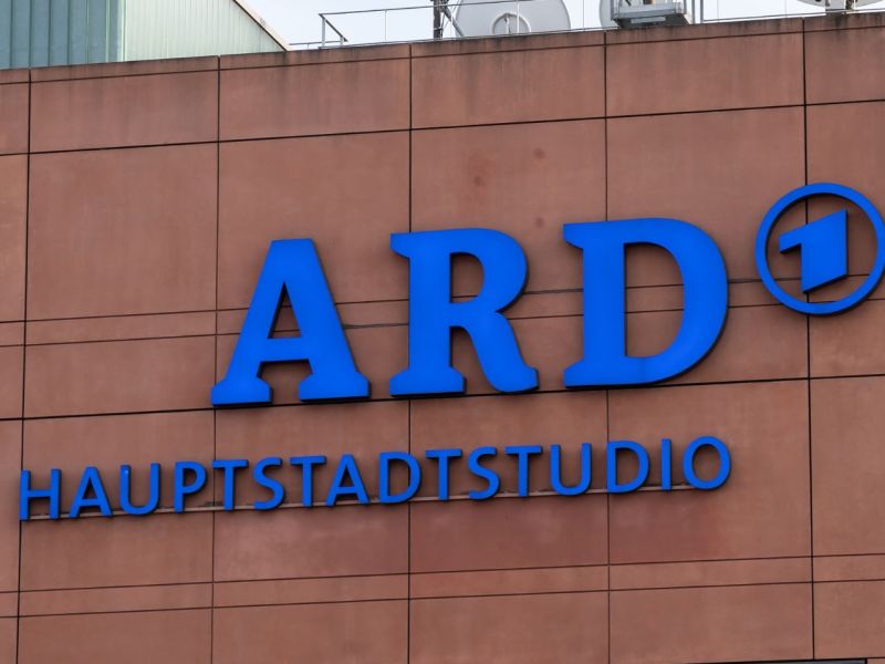 ARD-Logo an Gebäudefassade.