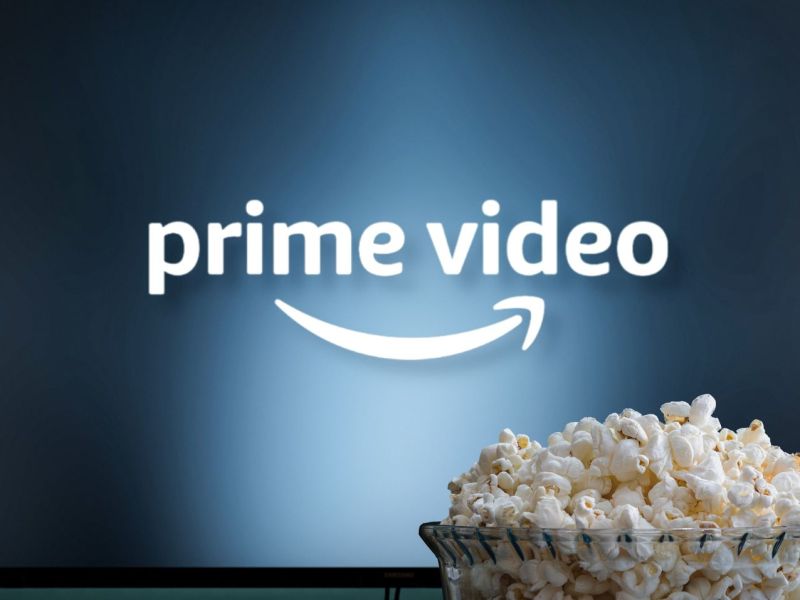 Logo von Amazon Prime Video auf einem TV, davor eine Schüssel Popcorn.