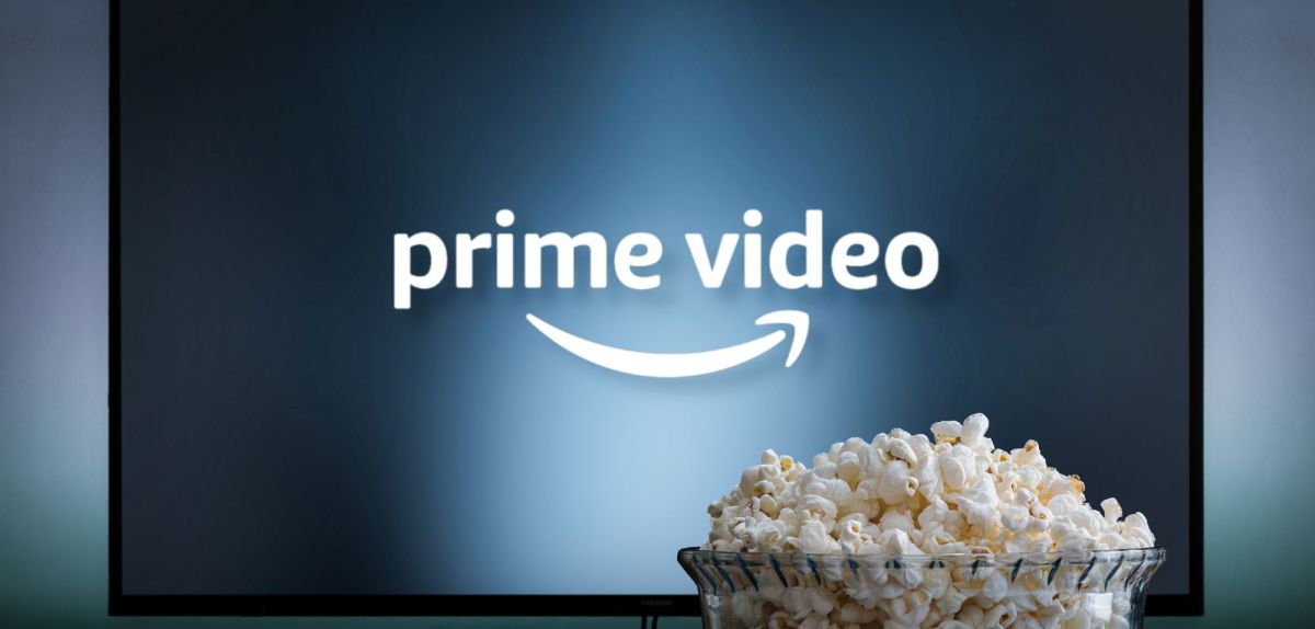 Logo von Amazon Prime Video auf einem TV, davor eine Schüssel Popcorn.