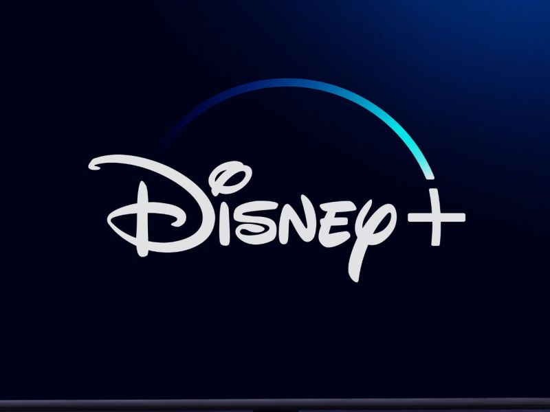 Logo von Disney Plus auf einem Fernseher.