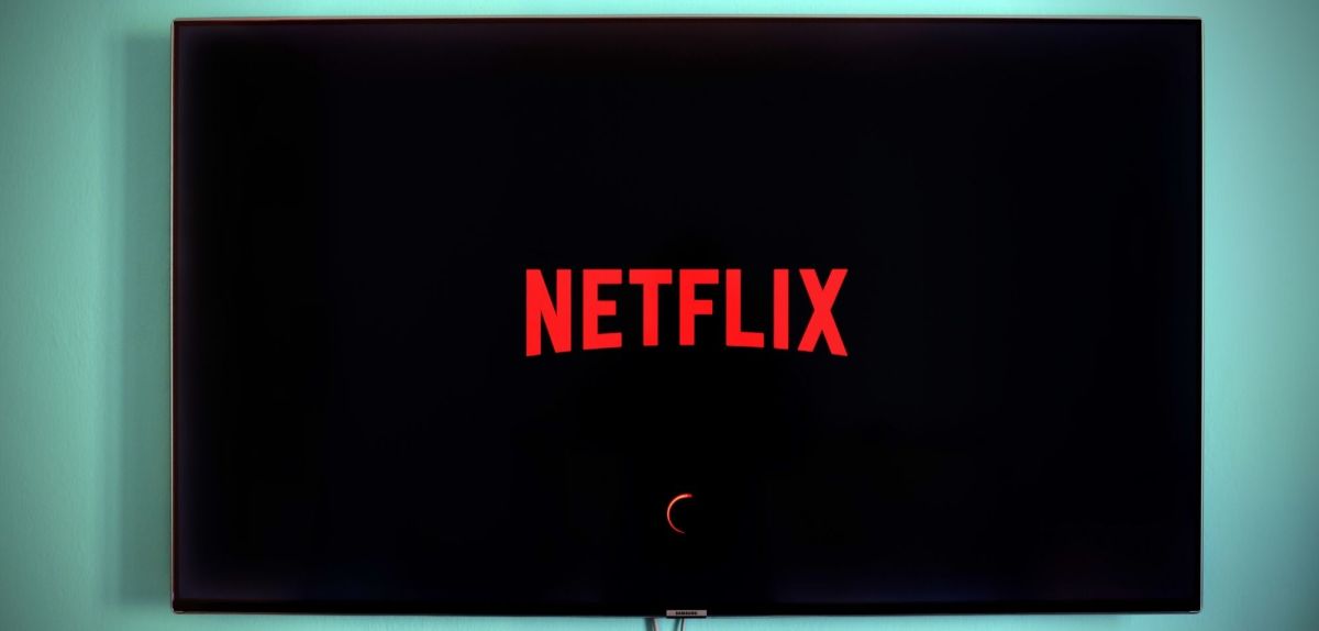 Netflix-Logo auf einem TV.
