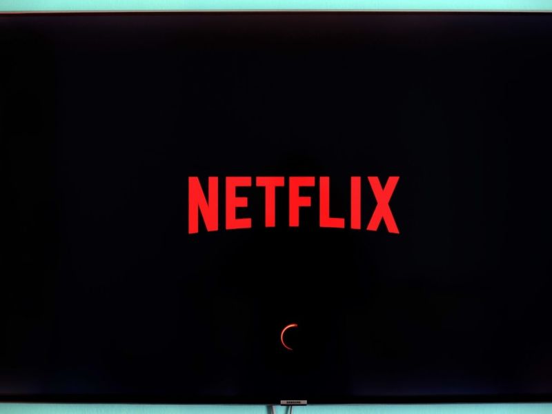 Netflix-Logo auf einem TV.