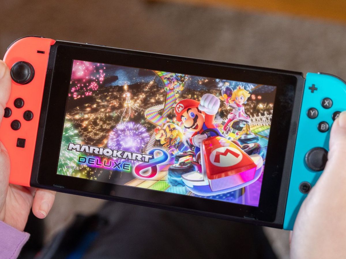 Person hält Nintendo Switch mit 