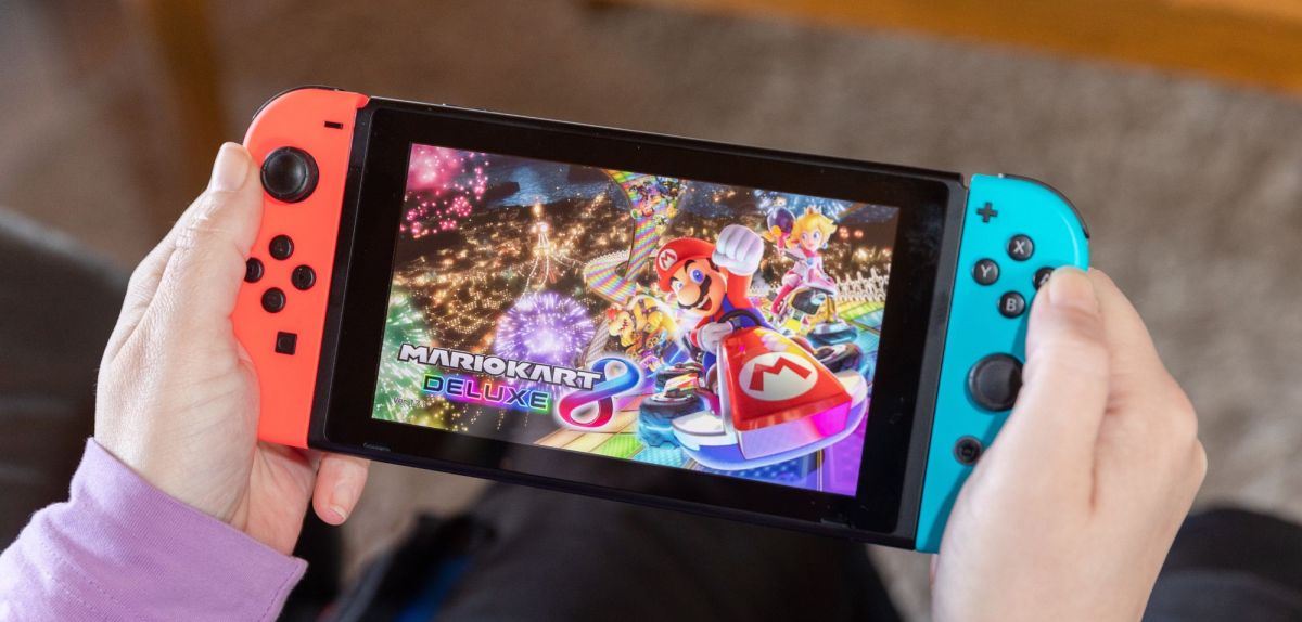 Person hält Nintendo Switch mit 