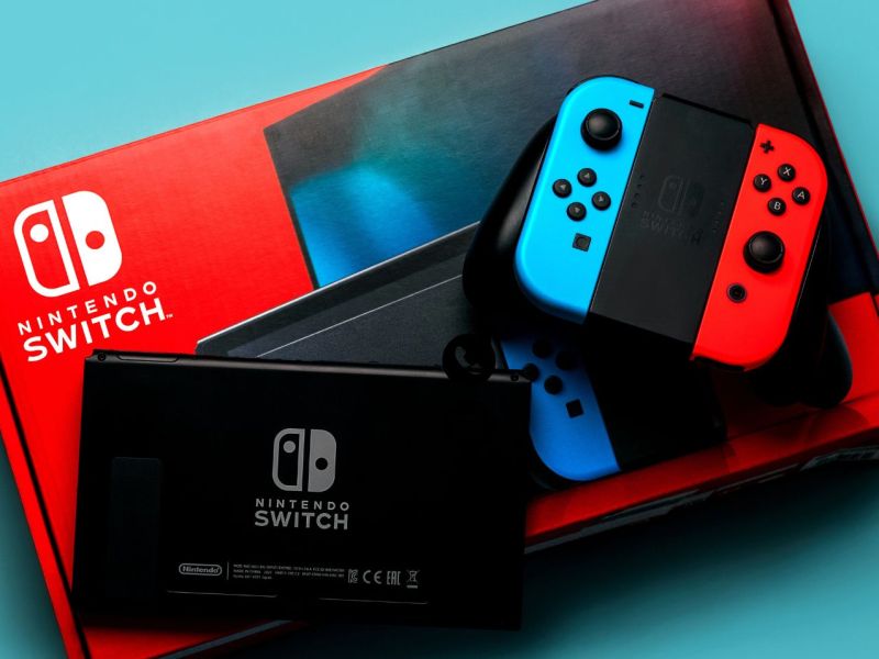 Eine Nintendo Switch mit Zubehör und Verpackung.
