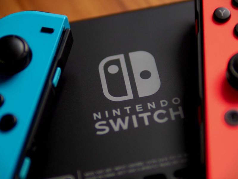 Nintendo Switch mit Joycon-Controllern.