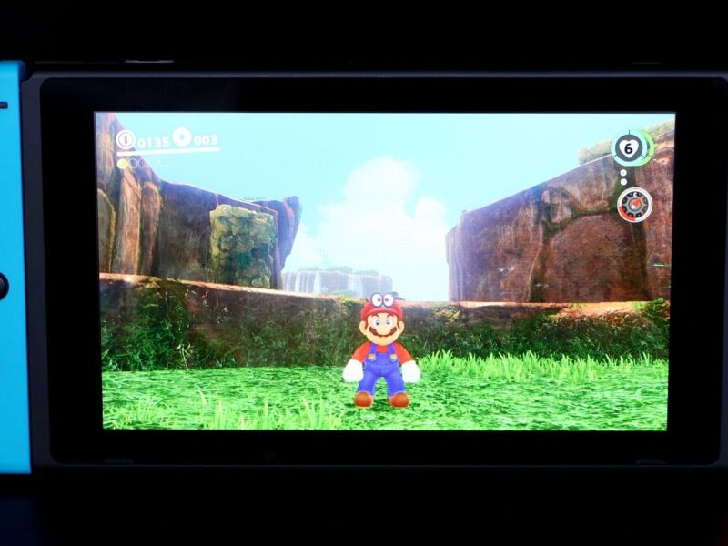 Eine Nintendo Switch mit "Super Mario Odyssey" auf dem Display.