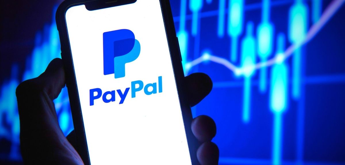 PayPal-Logo auf einem Handy.