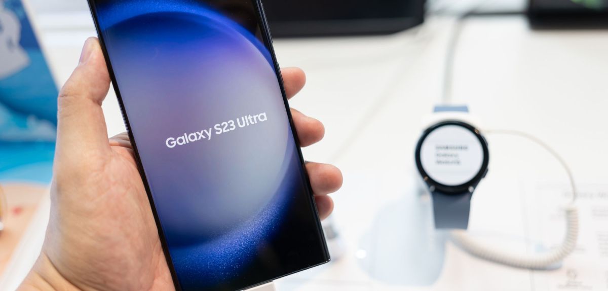 Person hält ein Samsung Galaxy s23 Ultra in der Hand.
