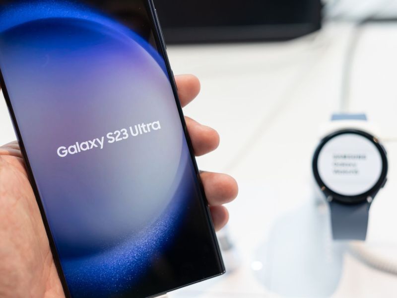 Person hält ein Samsung Galaxy S23 Ultra in der Hand.