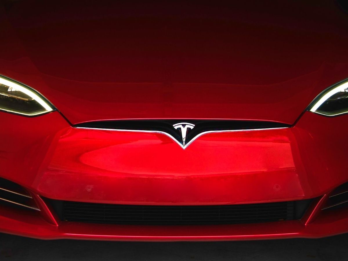 Tesla bei Super Bowl scharf kritisiert: Neuer Spot erhebt schwere Vorwürfe gegen Hersteller