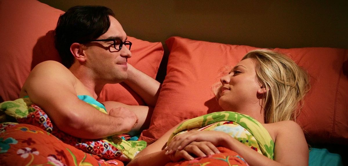 Szene aus "The Big Bang Theory" mit JOhnny Galecki und Kaley Cuoco im Bett.