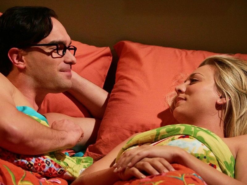 Szene aus "The Big Bang Theory" mit JOhnny Galecki und Kaley Cuoco im Bett.