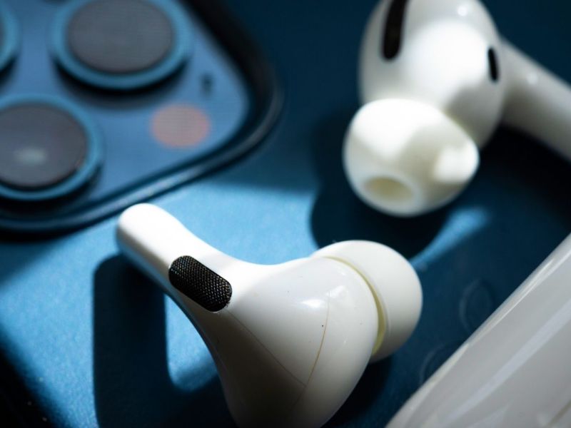 AirPods Pro liegen auf einem iPhone