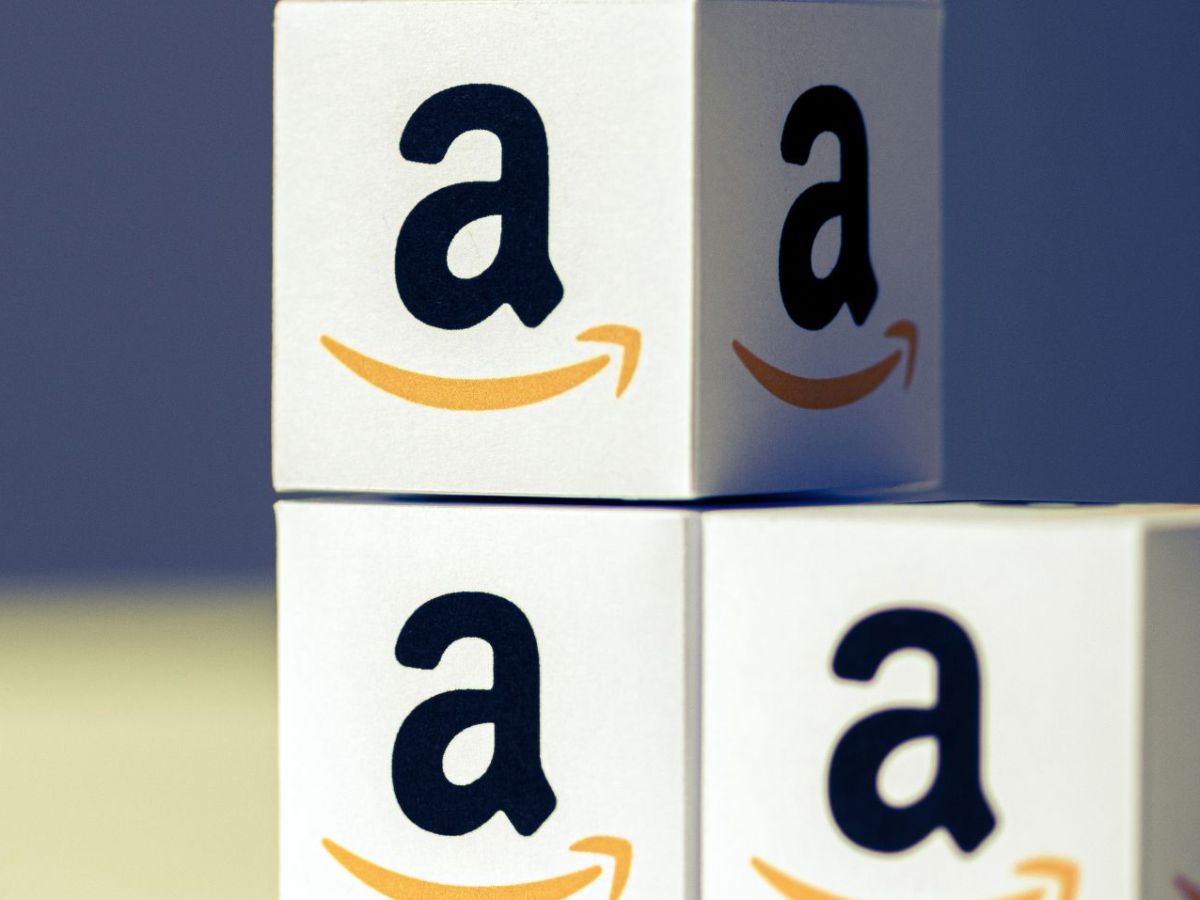 Ein paar Würfel mit dem Amazon-Logo drauf.