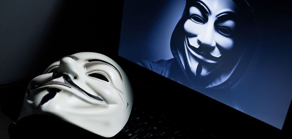 Guy Fawkes-Maske auf einer Laptop-Tastatur