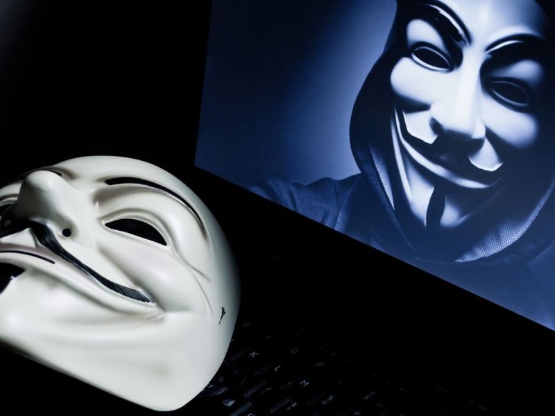 Guy Fawkes-Maske auf einer Laptop-Tastatur