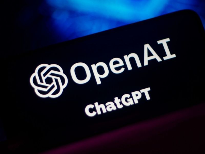 Logos von OpenAI und ChatGPT auf einem Handy.