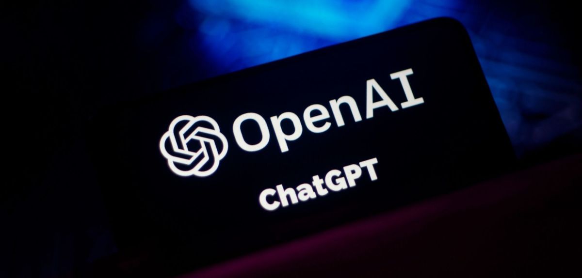 Logos von OpenAI und ChatGPT auf einem Handy.