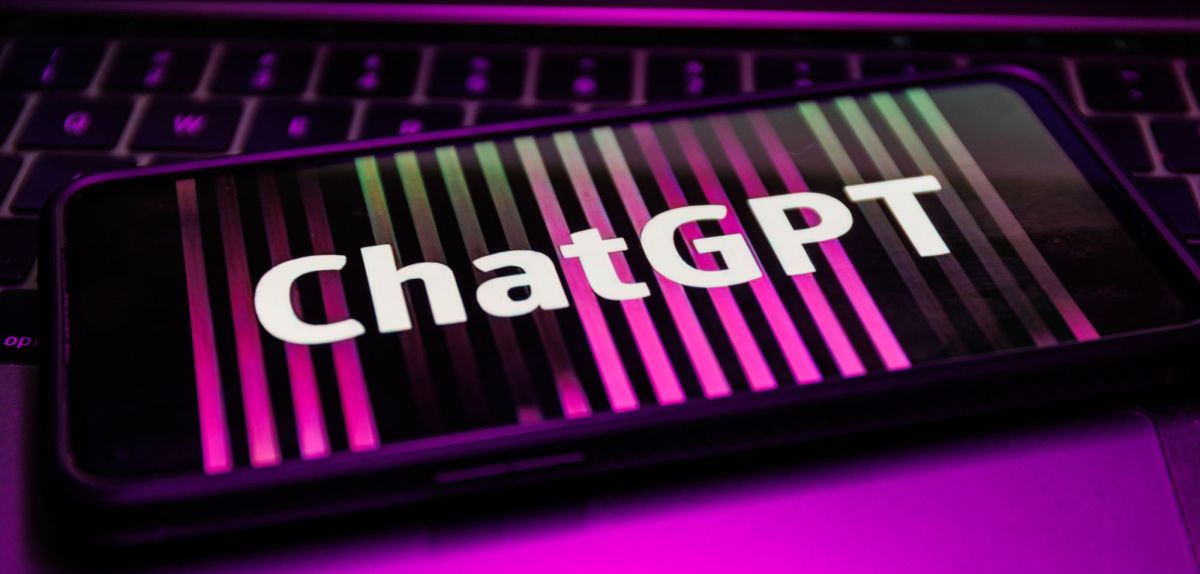 ChatGPT-Schriftzug auf einem Handy-Display.