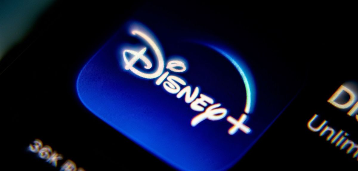 Logo von Disney Plus auf einem Handy.