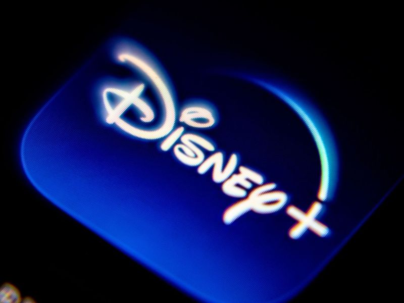Logo von Disney Plus auf einem Handy.