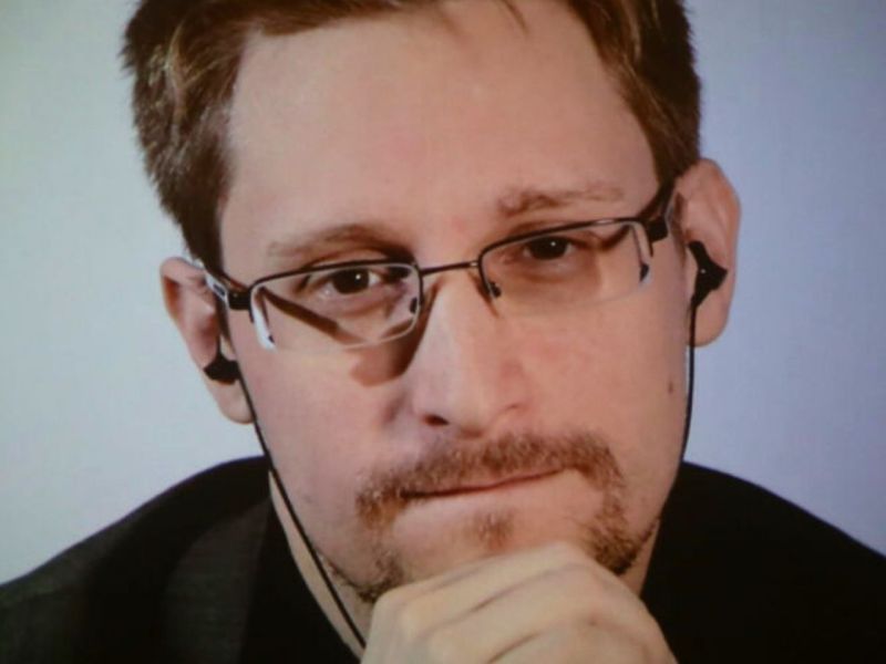 Edward Snowden in nachdenklicher Pose