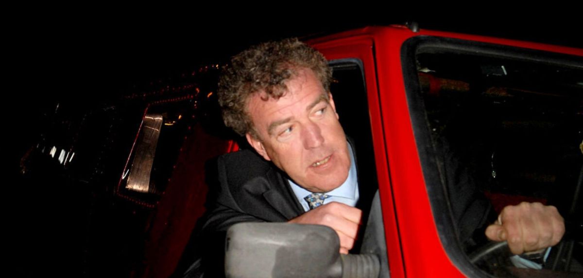 Jeremy Clarkson lehnt sich aus einem Auto