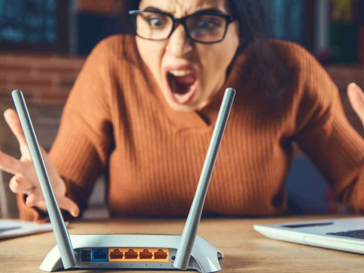 Frau schreit ihren Router an