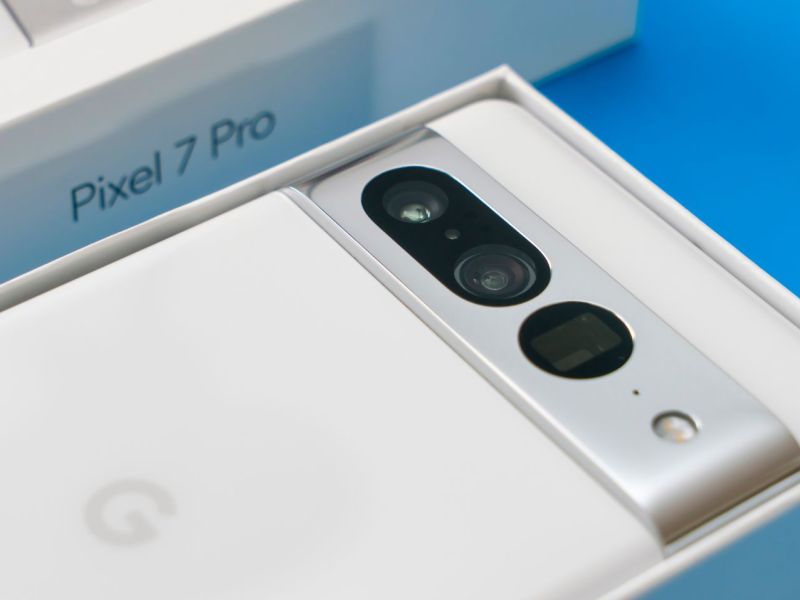 Ein Google Pixel 7 Pro in der Verpackung.