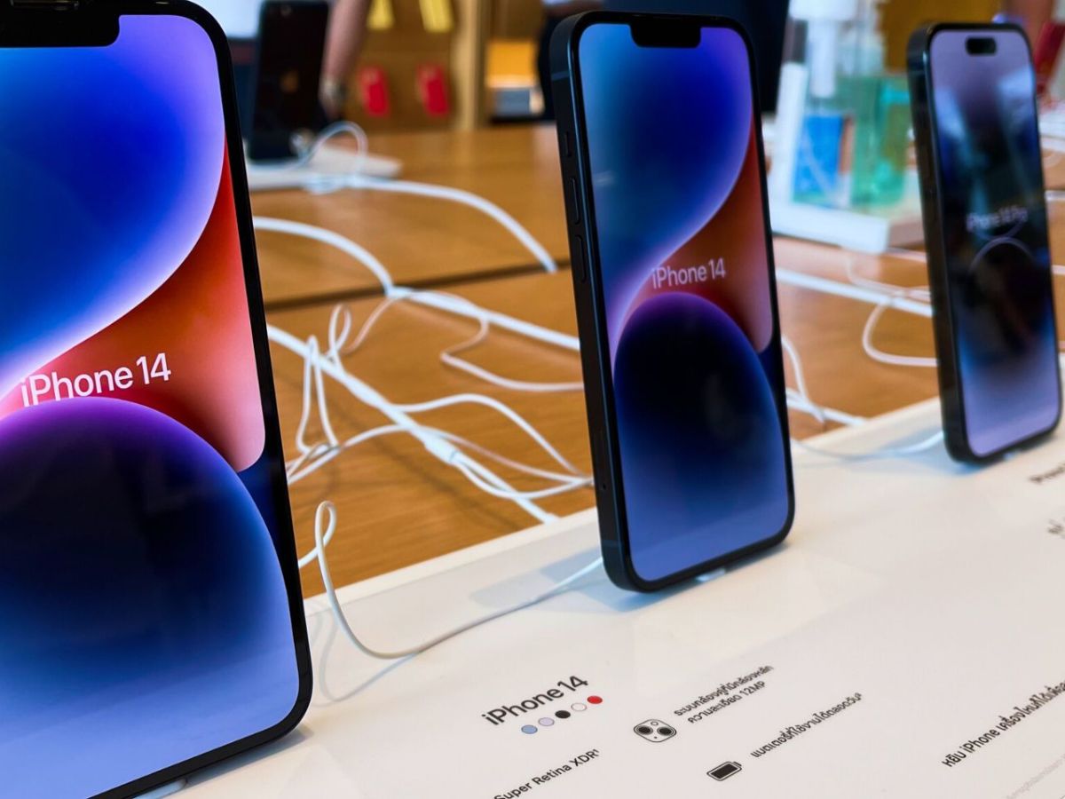 Eine Reihe iPhone 14-Handys.