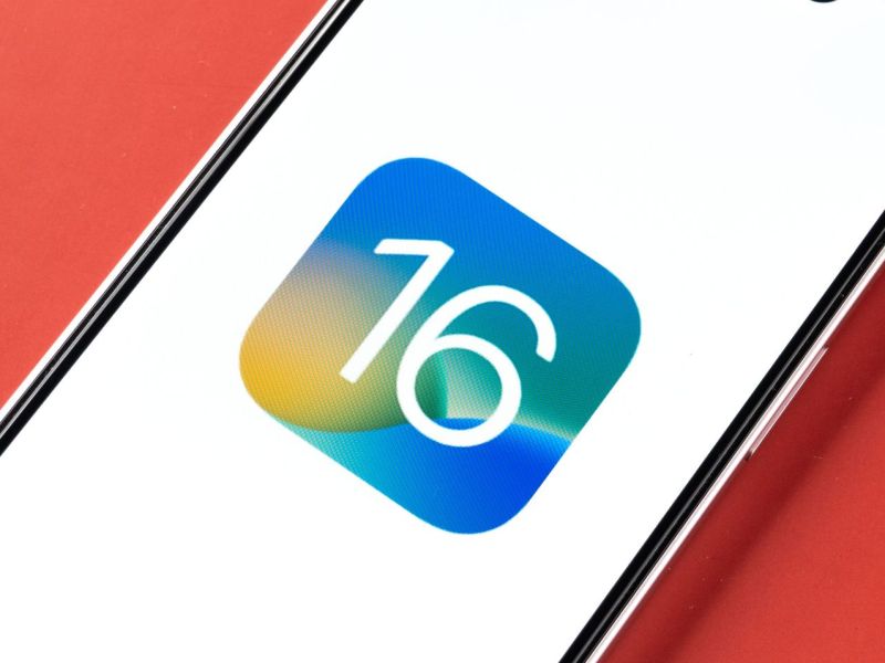 iOS 16-Logo auf einem Smartphone-Bildschirm.