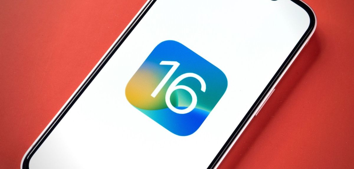 iOS 16-Logo auf einem Handy.
