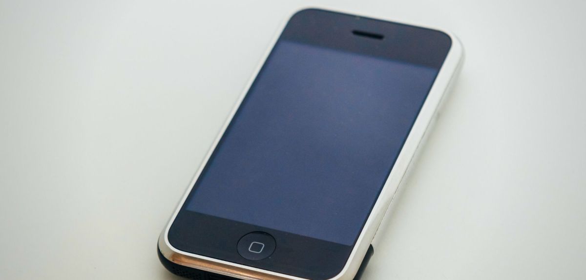 iPhone auf einem weißen Hintergrund