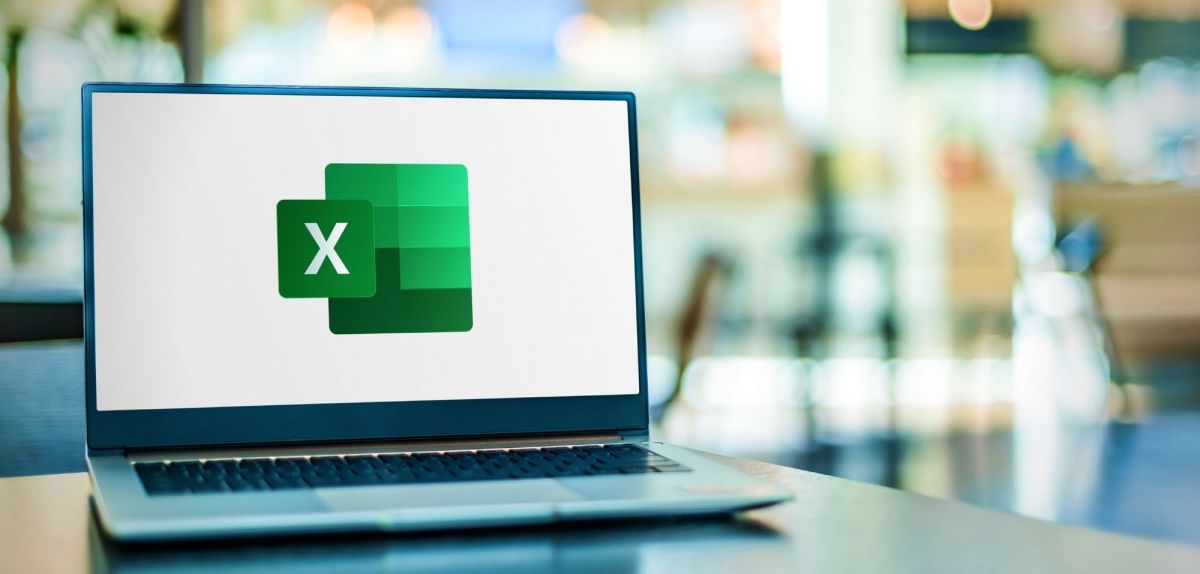 Microsoft Excel-Logo auf dem Laptop