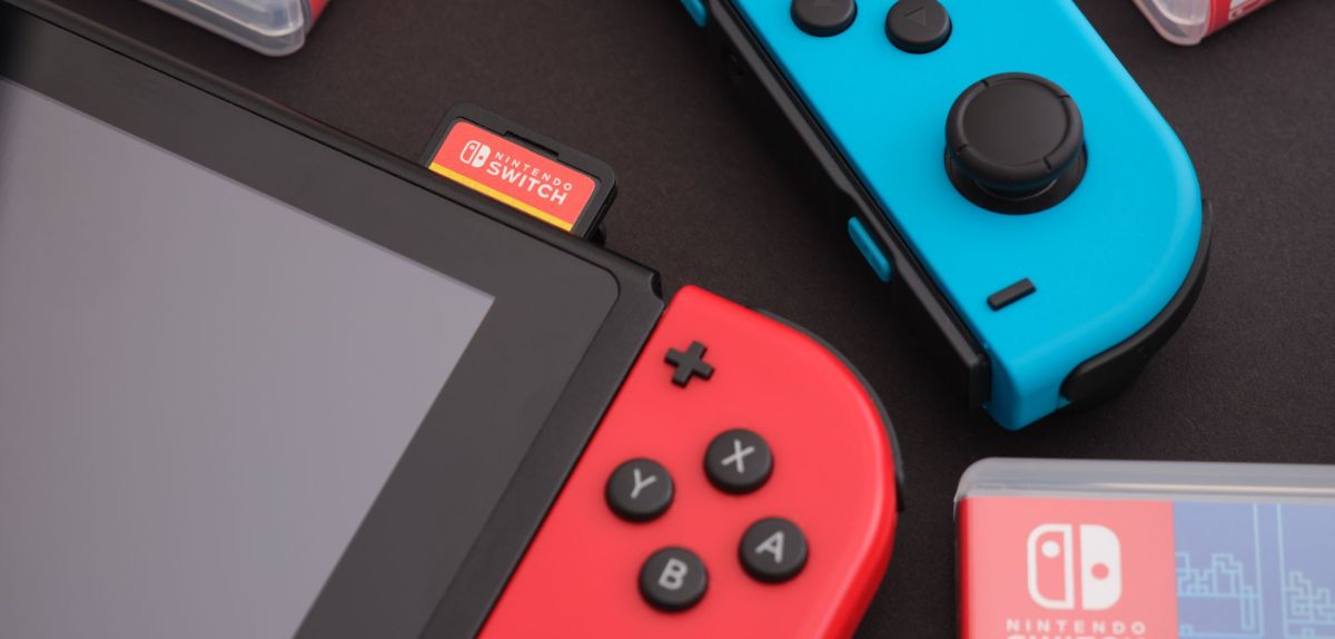 Eine Nintendo Switch mit Joycon-Controllern.