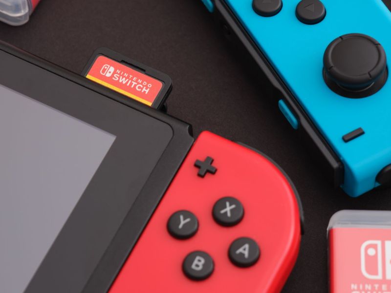 Eine Nintendo Switch mit Joycon-Controllern.