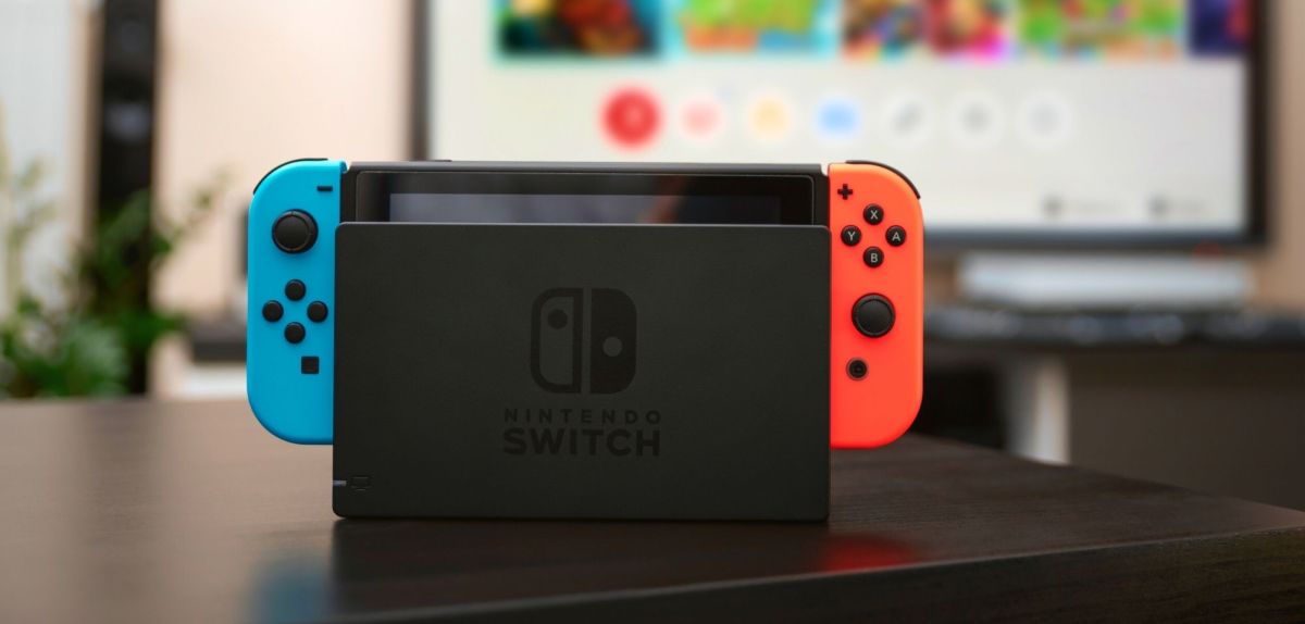 Nintendo Switch in einer Docking-Station.