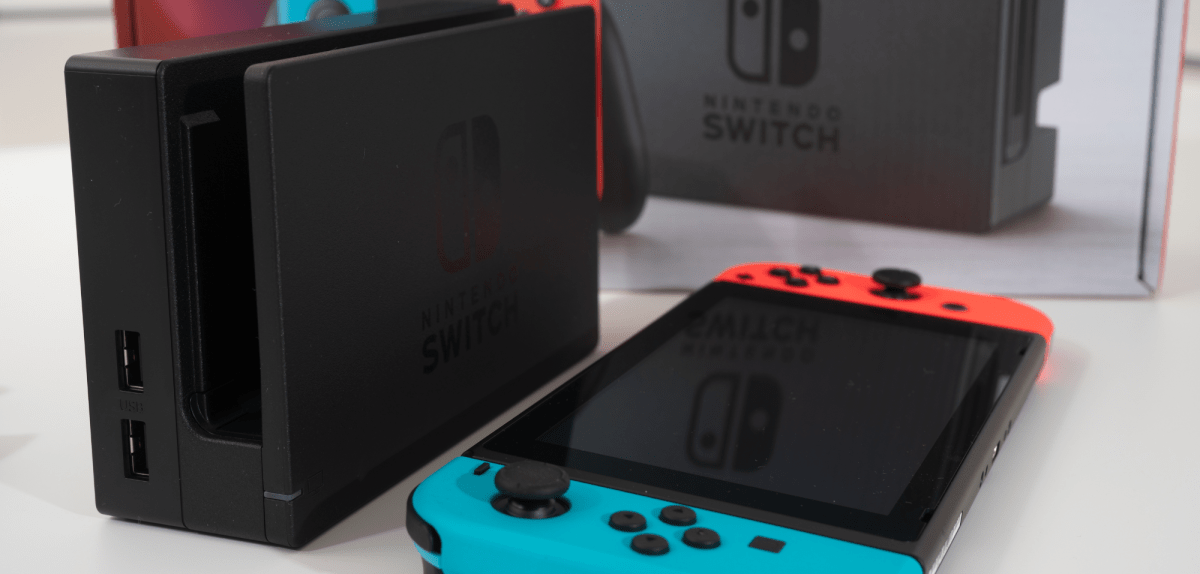 Eine Nintendo Switch mitsamt ihrer Docking-Station.