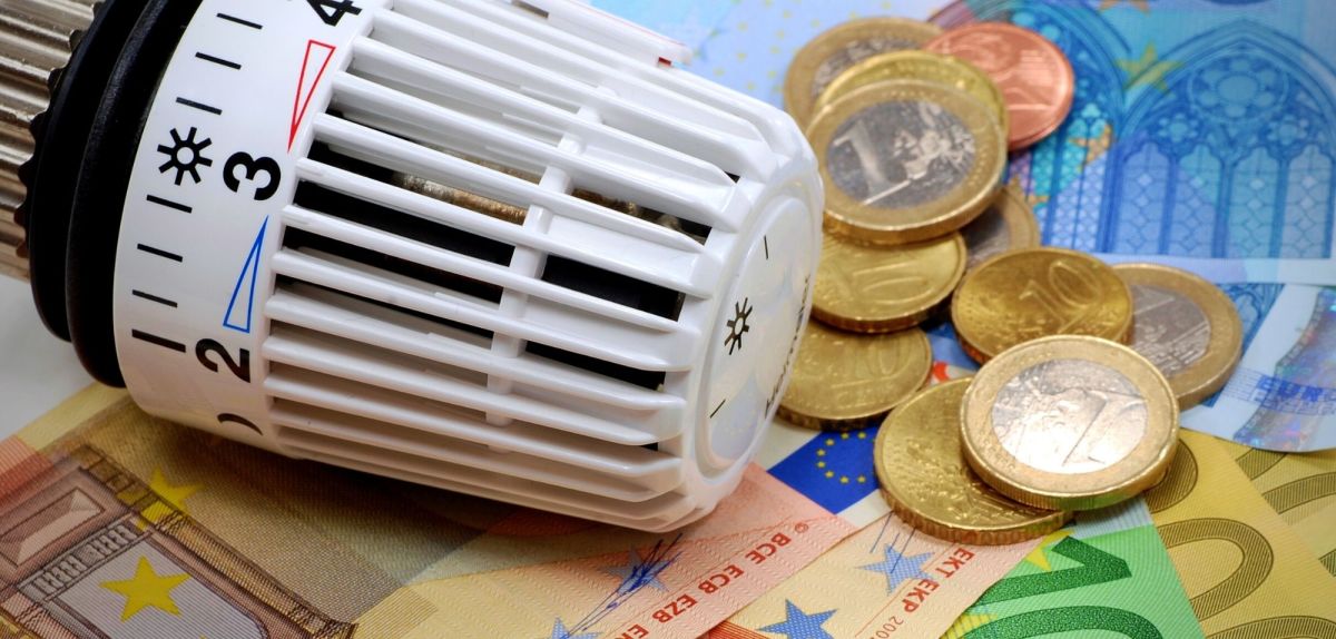 Geld unter einem Heizungsregler