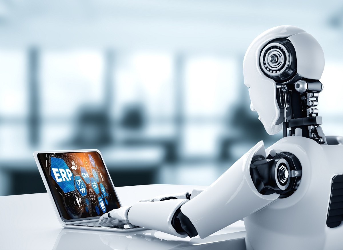 Roboter sitzt am PC