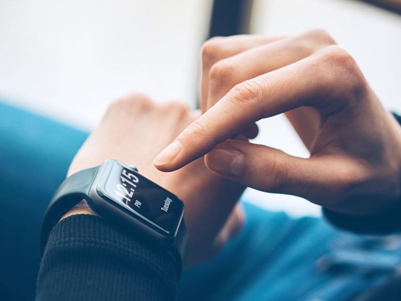 Person mit Smartwatch