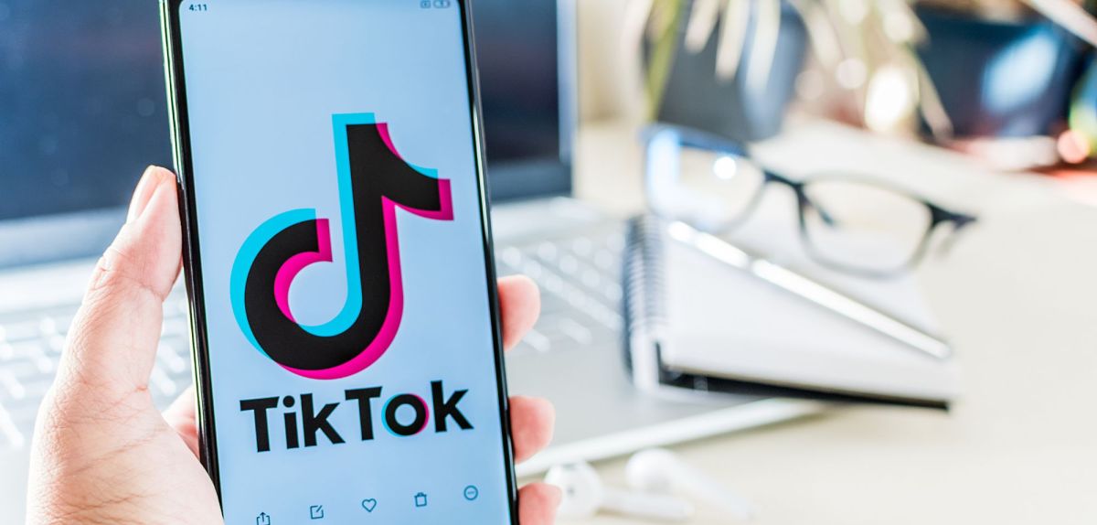 TikTok-Logo auf dem Smartphone