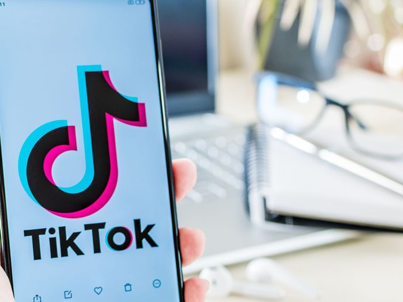 TikTok-Logo auf dem Smartphone