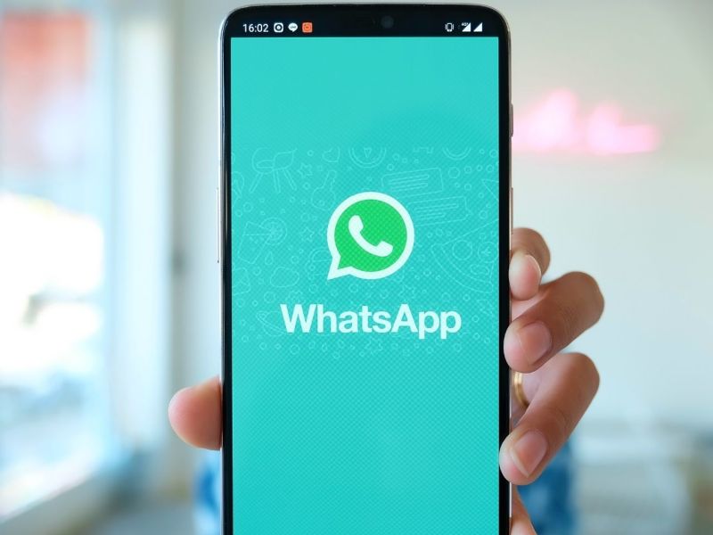 WhatsApp-Logo auf einem Handy.