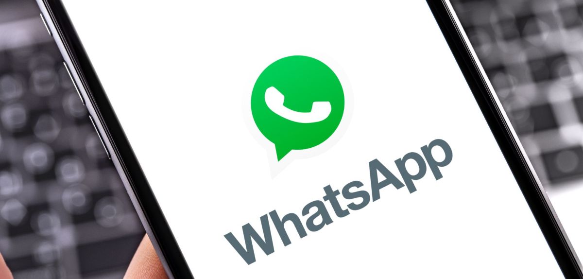WhatsApp Logo auf dem Handy