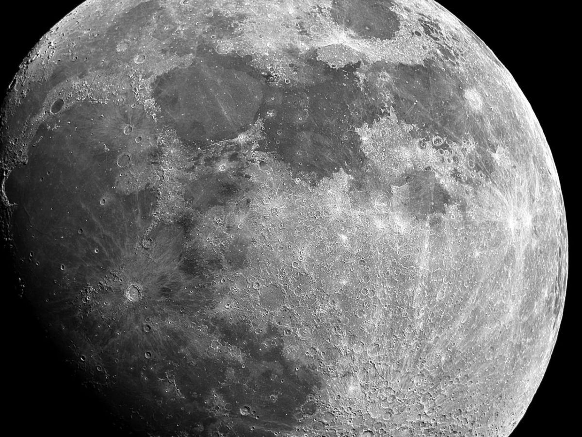 Mond: Seltsamer Flugkörper fotografiert – er umkreist ihn mit hoher Geschwindigkeit