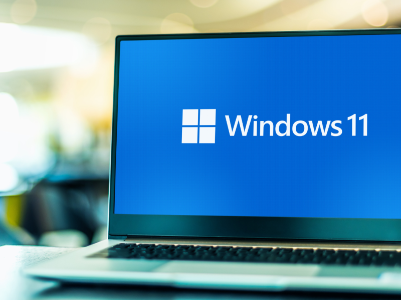 Windows 11-Logo auf einem Laptop-Bildschirm.