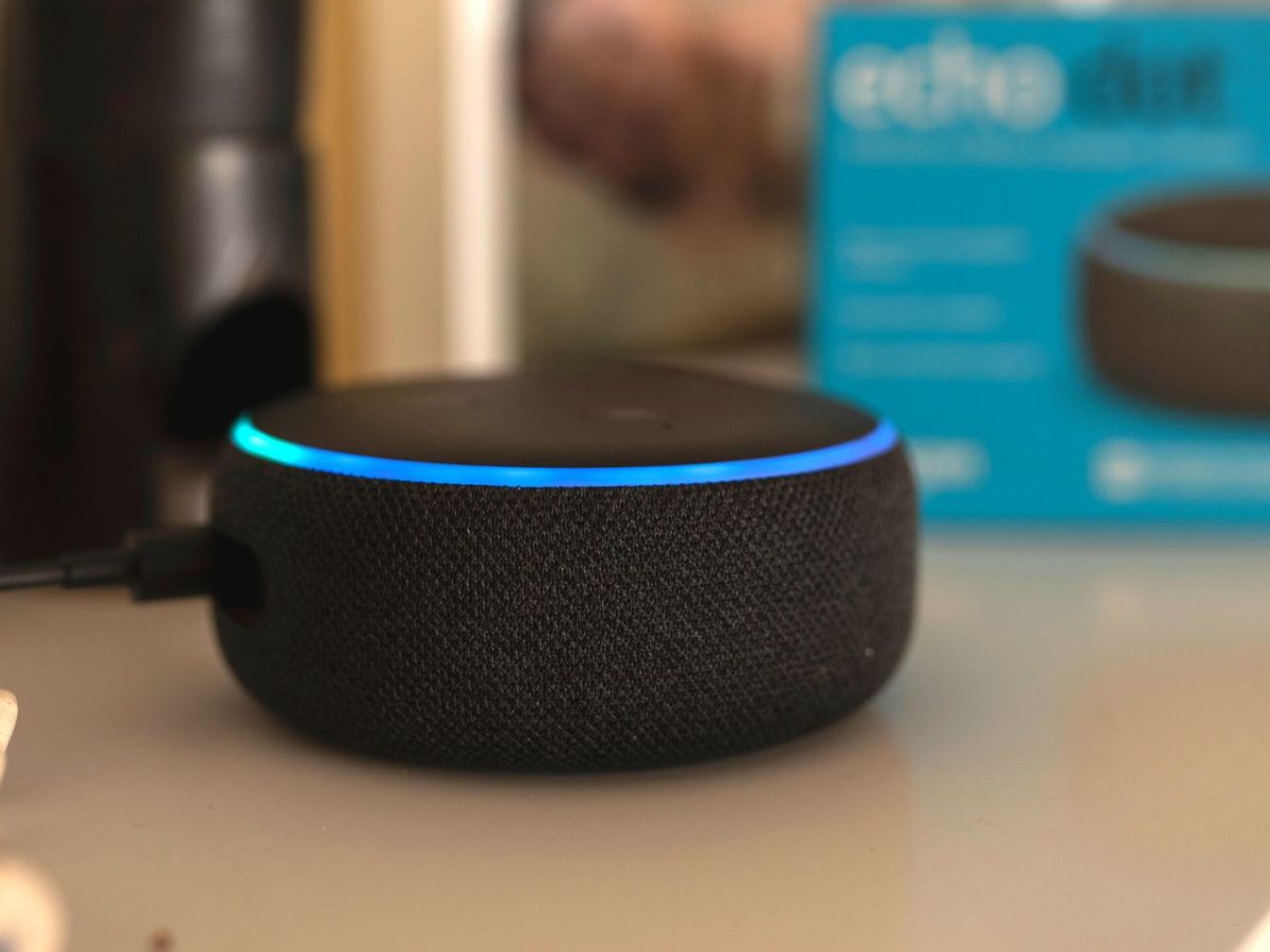 Ein Amazon Echo in einem Zimmer.